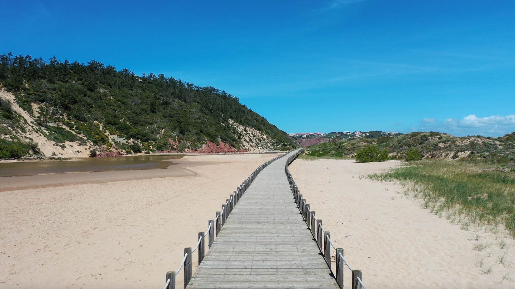 Wooden walkways that connect Salir do Porto Beach to Sao Martinho do Porto Bay