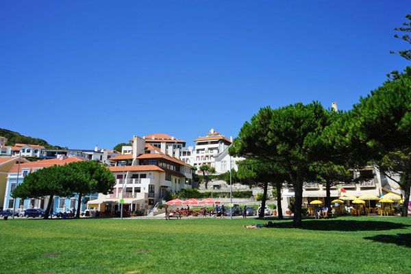 Park next to Sao Martinho do Porto beach