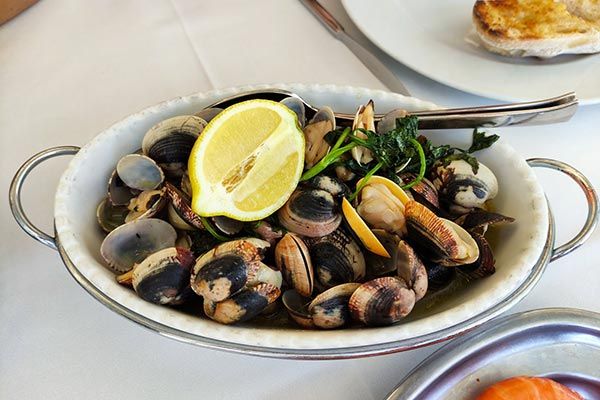 Traditional Portuguese Bolhao clams